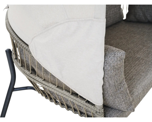 Détail d'un fauteuil de jardin avec cadre tressé, coussin gris et toit en textile clair.
