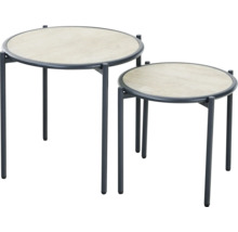 Lot de deux tables d'appoint rondes de tailles différentes avec structure en métal et plateau clair aspect pierre.
