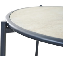 Gros plan sur une table de jardin ronde avec cadre métallique et plateau aspect pierre.