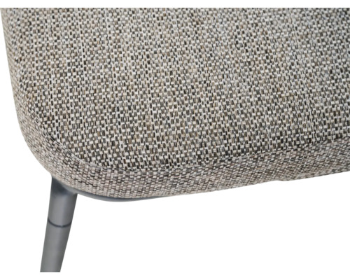 Détail d'une chaise avec revêtement en tissu texturé et un pied en métal sombre.