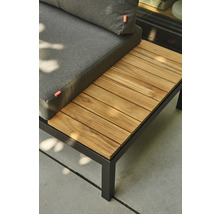 Salon de jardin avec cadre en métal noir, coussins gris et tablette intégrée en lattes de bois.