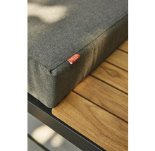 Logo Siena Garden sur un coussin d assise rembourré posé sur une surface en lattes de bois.