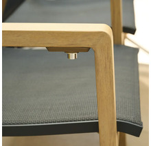 Vue détaillée d une chaise de jardin avec accoudoir en bois, assise en filet et bouton de réglage en métal sur le dessous.