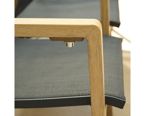 Vue détaillée d une chaise de jardin avec accoudoir en bois, assise en filet et bouton de réglage en métal sur le dessous.