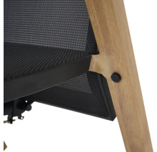 Détail d une chaise de jardin avec cadre en bois, tissu textile et raccord métallique.