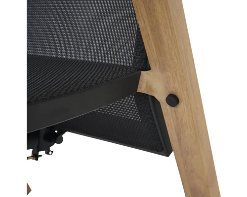 Détail d une chaise de jardin avec cadre en bois, tissu textile et raccord métallique.