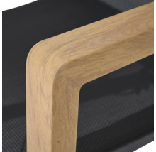 Accoudoir en bois d'une chaise avec un revêtement en maille noire.
