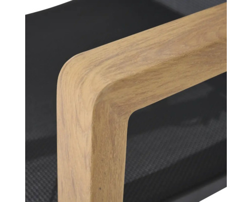 Accoudoir en bois d'une chaise avec un revêtement en maille noire.