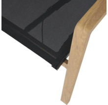 Détail d'une chaise de jardin avec structure en bois et assise en maille noire.