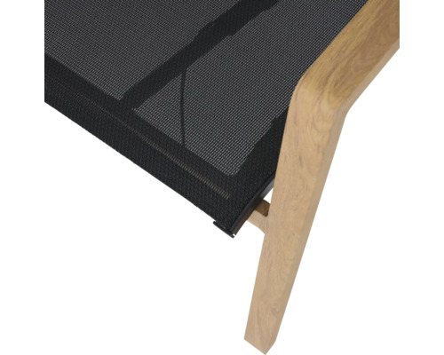 Détail d'une chaise de jardin avec structure en bois et assise en maille noire.
