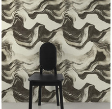 Scène avec papier peint à motifs et une chaise