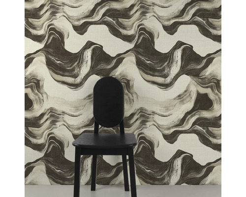 Scène avec papier peint à motifs et une chaise