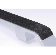 Vue détaillée d'un patin de meuble avec surface de glissement en feutre sur un pied de meuble.