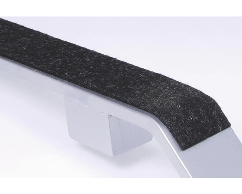 Vue détaillée d'un patin de meuble avec surface de glissement en feutre sur un pied de meuble.