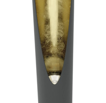 Nahaufnahme einer Wandleuchte mit goldfarbener Innenfläche