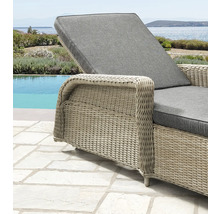 Gartensonnenliege aus Polyrattan mit grauen Auflagen im Aussenbereich