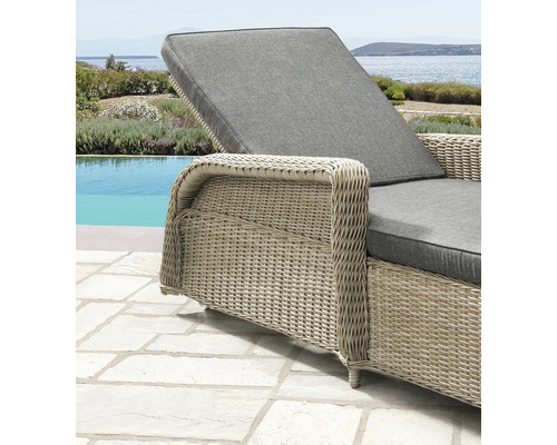 Gartensonnenliege aus Polyrattan mit grauen Auflagen im Aussenbereich