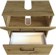 Waschbeckenunterschrank in Holzoptik mit zwei geöffneten Schubladen, schwarzen Griffen und Siphonausschnitt.