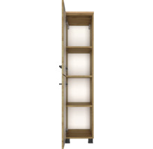 Bad-Hochschrank mit zwei offenen Türen in Eichen-Optik, vier Fächern, weißer Rückwand und schwarzen Standfüßen.