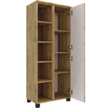 Hoher Schrank in Holzoptik mit offenen Regalfächern links und einer geöffneten Tür rechts.