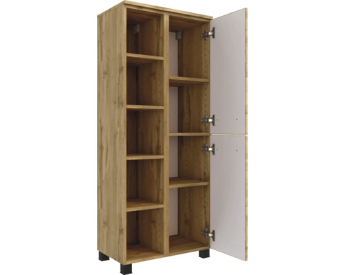 Hoher Schrank in Holzoptik mit offenen Regalfächern links und einer geöffneten Tür rechts.
