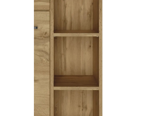 Detailansicht eines Schranks mit offenen Regalfächern in Holzoptik.