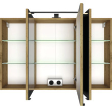 Dreitüriger Spiegelschrank für das Badezimmer mit Korpus in Holzoptik, LED-Beleuchtung, Glaseinlegeböden und integrierter Steckdose.
