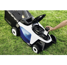 Aufsitzrasenmäher mit Akku wird auf einer Rasenfläche gezeigt.