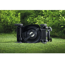 Ein Rasenmäher liegt auf dem Rasen und zeigt das Messer.