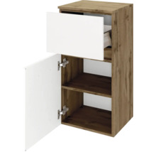Badezimmerschrank in Holzoptik mit weißer Front, einer geöffneten Schublade und einer geöffneten Tür mit Innenböden.