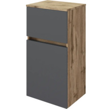 Badmittelschrank in Eiche-Optik mit zwei grauen Fronten und grifflosem Design.