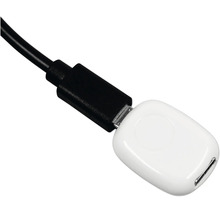 Schwarzes USB-Kabel angeschlossen an einen kleinen weißen Adapter.