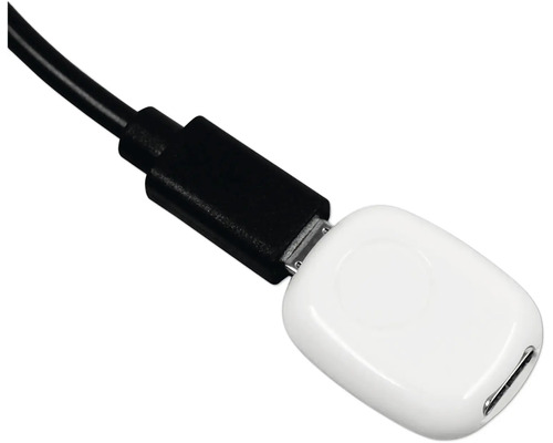 Schwarzes USB-Kabel angeschlossen an einen kleinen weißen Adapter.