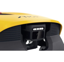 Gros plan d'un robot tondeuse Stiga avec capteur