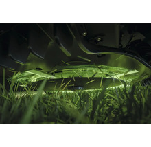 Gros plan d'une tondeuse à gazon coupant de l'herbe