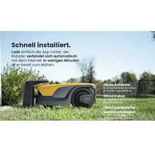 Robot tondeuse jaune et grise sur une pelouse.