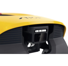Nahaufnahme eines Rasenmähroboters mit Sensor und LED-Beleuchtung.