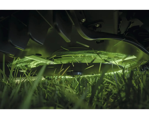 Rasenmäher im Einsatz beim Grasschneiden