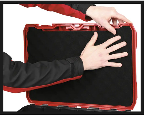 Personne insérant un insert en mousse dans une boîte à outils.