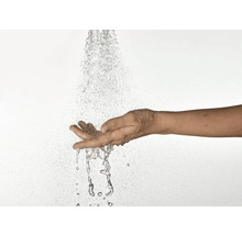 Une main sous un jet d'eau