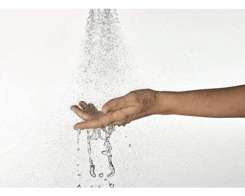 Une main sous un jet d'eau