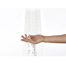 Main sous l'eau courante