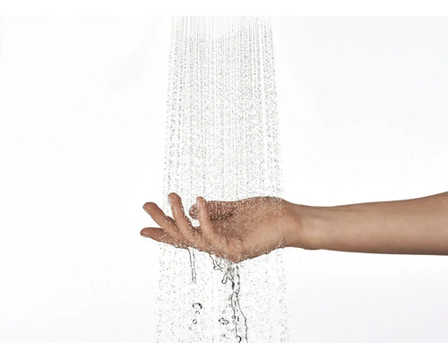 Main sous l'eau courante