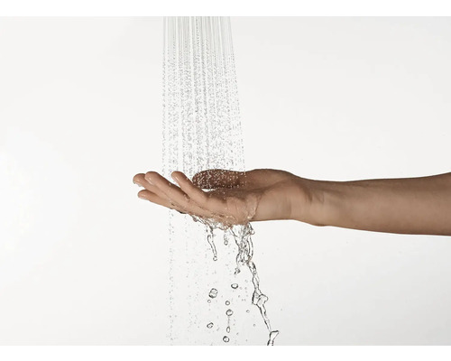 Jet d'eau coulant dans une main