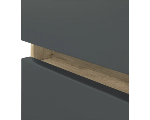 Detailansicht einer grifflosen Badschrank-Schublade mit anthrazitfarbener Front und Griffmulde in Holzoptik.