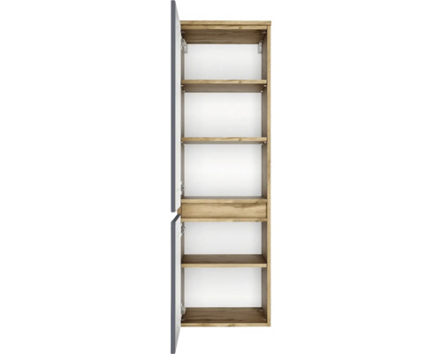 Hochschrank mit geöffneter Tür, Innenraum in Holzoptik mit mehreren Einlegeböden und einem Fach in der Mitte.