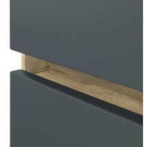 Detail eines grauen Schranks mit horizontaler Griffmulde aus hellem Holz.