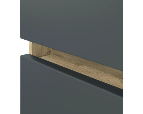 Detail eines grauen Schranks mit horizontaler Griffmulde aus hellem Holz.