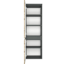 Offener Badezimmer-Hochschrank mit mehreren Fächern, dunkelgrauem Korpus und Tür in Holzoptik.
