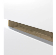 Detail vun enger wäisser Miwwelfront mat Grëffmulde an Holzoptik.